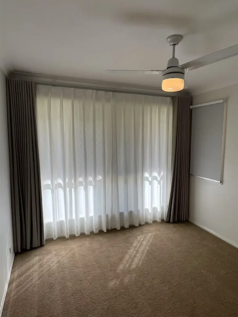 S-fold curtain with pinch sheer with face mount roller blinds in bedroom